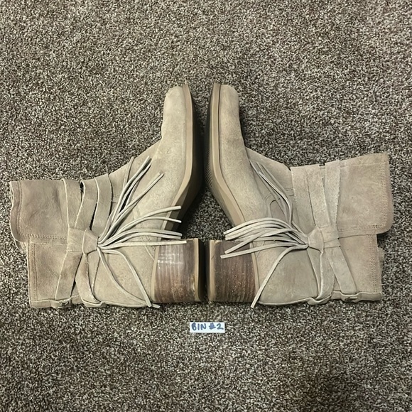 2/$20 Kookaburra by UGG boots. Size 7. Good used condition. - Picture 2 of 5